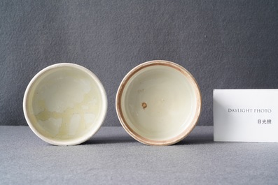 Une paire de pots couverts en porcelaine de Chine polychrome, 19&egrave;me