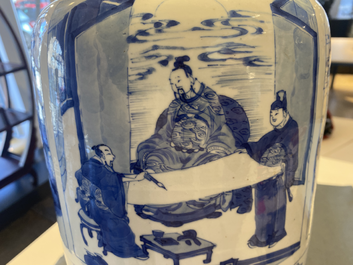 Un vase de forme rouleau en porcelaine de Chine en bleu et blanc, Kangxi