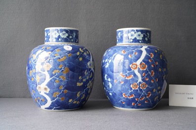 Une paire de pots couverts en porcelaine de Chine polychrome, 19&egrave;me