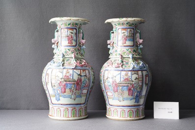 Een paar Chinese famille rose vazen met hofsc&egrave;nes, 19e eeuw