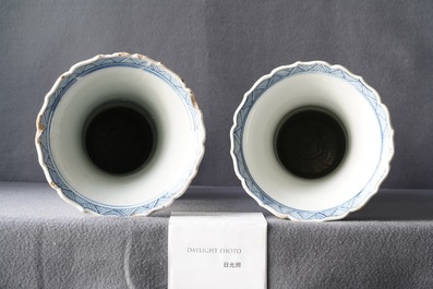 Une paire de vases de forme yenyen en porcelaine de Chine en bleu et blanc, Kangxi