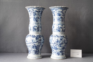 Une paire de vases de forme yenyen en porcelaine de Chine en bleu et blanc, Kangxi