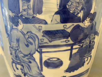 Un vase de forme rouleau en porcelaine de Chine en bleu et blanc, Kangxi