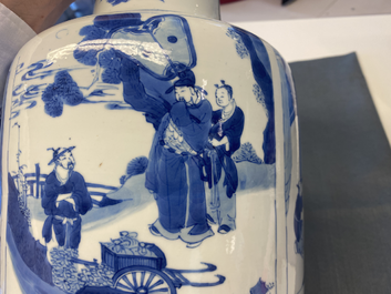 Un vase de forme rouleau en porcelaine de Chine en bleu et blanc, Kangxi
