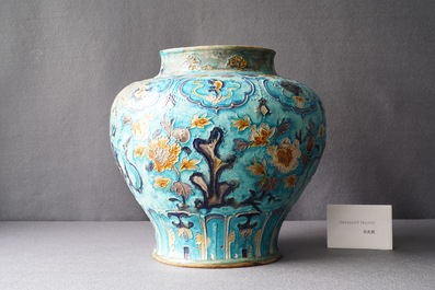 Un vase en porcelaine de Chine fahua &agrave; d&eacute;cor de lions bouddhistes, Ming