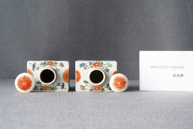 Une paire de bo&icirc;tes &agrave; th&eacute; en porcelaine de Chine famille verte, Kangxi