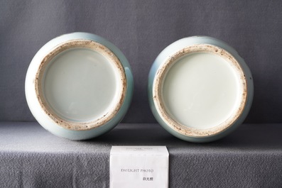 Une paire de vases en porcelaine de Chine famille rose, 19/20&egrave;me
