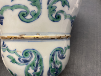 A pair of rare Chinese export porcelain urns and covers, Qianlong