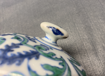 A pair of rare Chinese export porcelain urns and covers, Qianlong