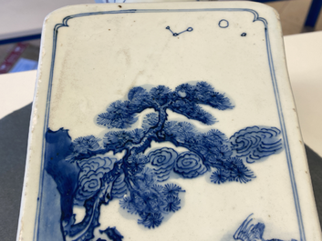 Un vase de forme carr&eacute;e en porcelaine de Chine en bleu et blanc, marque et &eacute;poque de Kangxi