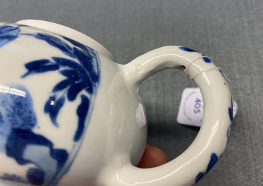Une th&eacute;i&egrave;re couverte en porcelaine de Chine en bleu et blanc, marque de Jiajing, Kangxi