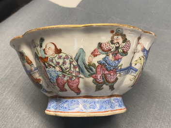 Een gelobde Chinese famille rose kom, Tonghzi merk en periode