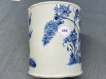 Een Chinese blauw-witte penselenbeker, Chenghua merk, Kangxi