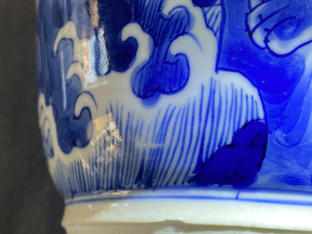 Un vase de forme rouleau en porcelaine de Chine en bleu et blanc &agrave; d&eacute;cor de qilins, Kangxi