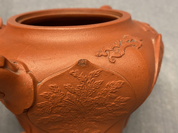 Une th&eacute;i&egrave;re couverte en gr&egrave;s de Yixing en forme de lotus, Kangxi