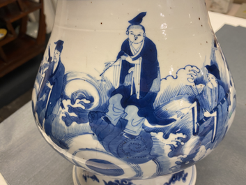 Un vase de forme poireau en porcelaine de Chine en bleu et blanc &agrave; d&eacute;cor d'immortels, Kangxi