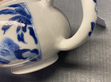 Une th&eacute;i&egrave;re couverte en porcelaine de Chine en bleu et blanc, marque de Jiajing, Kangxi