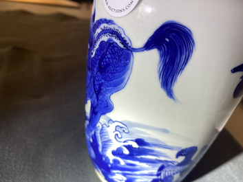 Un vase de forme rouleau en porcelaine de Chine en bleu et blanc &agrave; d&eacute;cor de qilins, Kangxi
