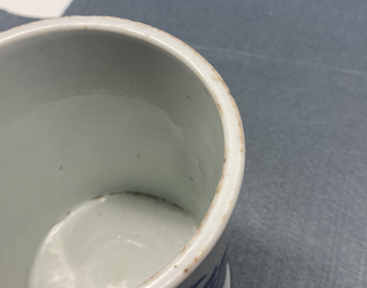 Een Chinese blauw-witte penselenbeker, Chenghua merk, Kangxi