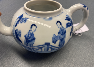 Une th&eacute;i&egrave;re couverte en porcelaine de Chine en bleu et blanc, marque de Jiajing, Kangxi