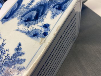 Un vase de forme carr&eacute;e en porcelaine de Chine en bleu et blanc, marque et &eacute;poque de Kangxi