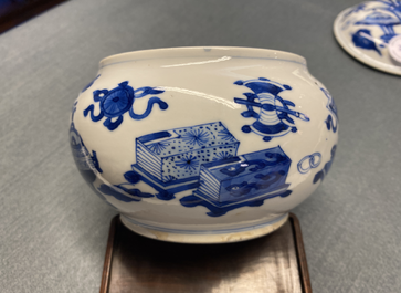 Un br&ucirc;le-parfum couvert en porcelaine de Chine en bleu et blanc, Kangxi