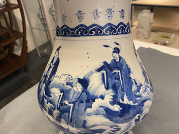 Un vase de forme poireau en porcelaine de Chine en bleu et blanc &agrave; d&eacute;cor d'immortels, Kangxi