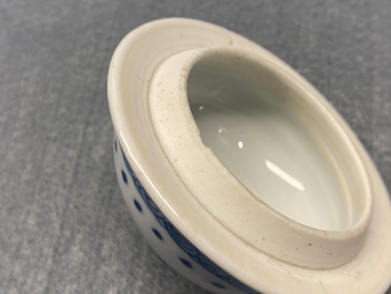 Une th&eacute;i&egrave;re couverte en porcelaine de Chine en bleu et blanc, marque de Jiajing, Kangxi
