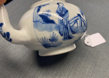Une th&eacute;i&egrave;re couverte en porcelaine de Chine en bleu et blanc, marque de Jiajing, Kangxi