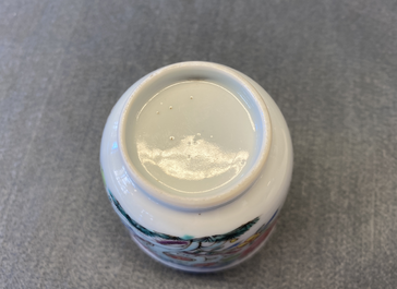 Une tasse et soucoupe en porcelaine de Chine famille rose, Yongzheng