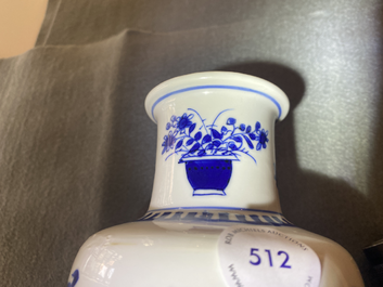 Un vase de forme rouleau en porcelaine de Chine en bleu et blanc &agrave; d&eacute;cor de qilins, Kangxi