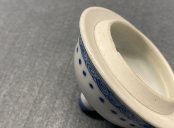 Une th&eacute;i&egrave;re couverte en porcelaine de Chine en bleu et blanc, marque de Jiajing, Kangxi