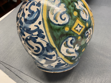 Een polychrome Italiaanse majolica apothekersfles met wapen, Deruta, 17e eeuw