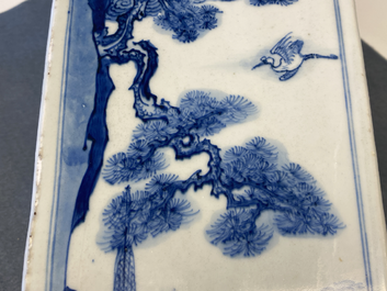 Un vase de forme carr&eacute;e en porcelaine de Chine en bleu et blanc, marque et &eacute;poque de Kangxi