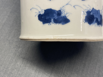 Een Chinese blauw-witte penselenbeker, Chenghua merk, Kangxi