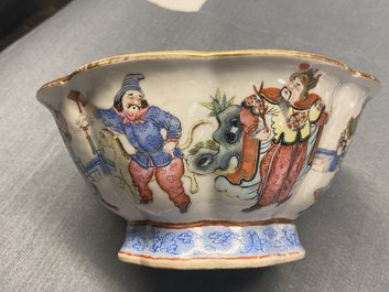 Een gelobde Chinese famille rose kom, Tonghzi merk en periode