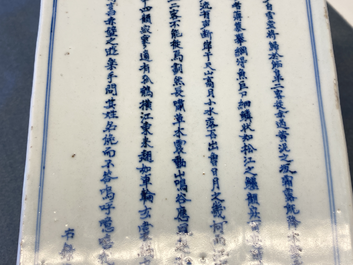 Un vase de forme carr&eacute;e en porcelaine de Chine en bleu et blanc, marque et &eacute;poque de Kangxi
