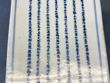 Un vase de forme carr&eacute;e en porcelaine de Chine en bleu et blanc, marque et &eacute;poque de Kangxi