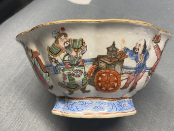 Een gelobde Chinese famille rose kom, Tonghzi merk en periode