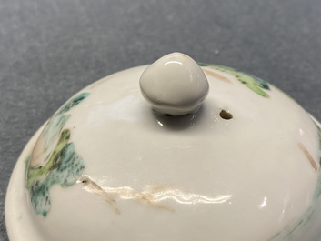 Een Chinese famille rose theepot met erotische voorstelling, Yongzheng