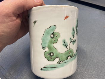 Un pot &agrave; pinceaux en porcelaine de Chine famille verte, Kangxi