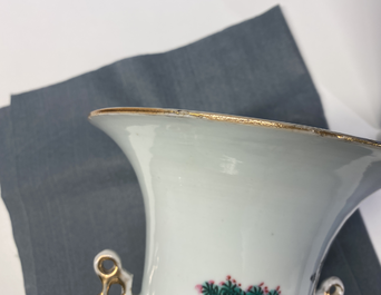 Deux vases en porcelaine de Chine famille rose, 19/20&egrave;me