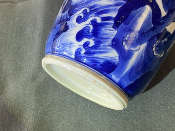 Un vase de forme rouleau en porcelaine de Chine en bleu et blanc &agrave; d&eacute;cor de qilins, Kangxi