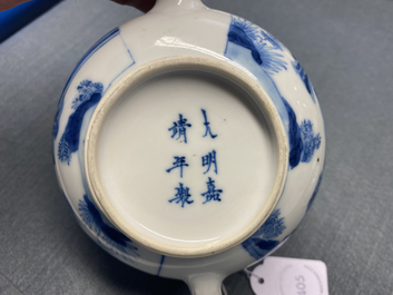 Une th&eacute;i&egrave;re couverte en porcelaine de Chine en bleu et blanc, marque de Jiajing, Kangxi