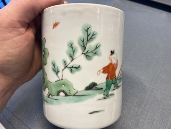 Un pot &agrave; pinceaux en porcelaine de Chine famille verte, Kangxi