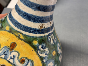 Een polychrome Italiaanse majolica apothekersfles met wapen, Deruta, 17e eeuw