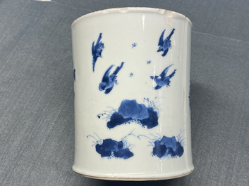 Een Chinese blauw-witte penselenbeker, Chenghua merk, Kangxi