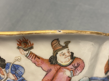 Een gelobde Chinese famille rose kom, Tonghzi merk en periode