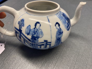 Une th&eacute;i&egrave;re couverte en porcelaine de Chine en bleu et blanc, marque de Jiajing, Kangxi