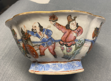 Een gelobde Chinese famille rose kom, Tonghzi merk en periode
